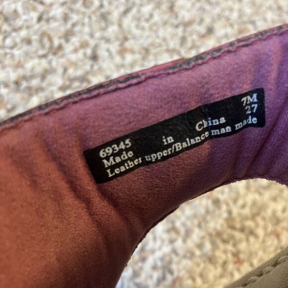 Clarks Womens Thong Sandals Size 7 M Pink Studded Leather Low Wedge Slip On - Picture 9 of 11